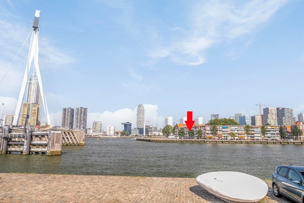 Te koop: Ruim appartement (74 m²) op de kop van het populaire Noordereiland, gelegen op de 3e verdieping met eigen berging en een spectaculair vrij uitzicht op de Nieuwe Maas, skyline van Rotterdam en het i...